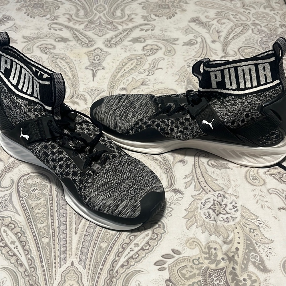 Men’s tennis shoes